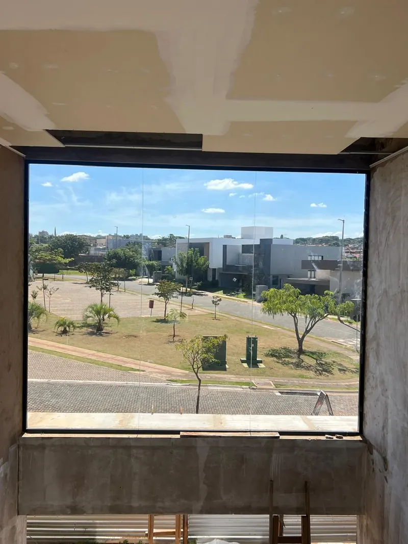 Janela panorâmica em alumínio preto, obra residencial em Uberlândia