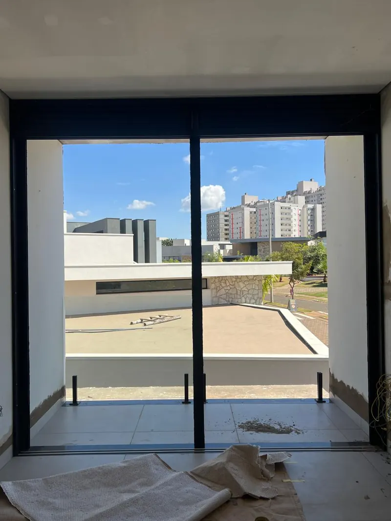 Vão amplo com esquadria de alumínio preto